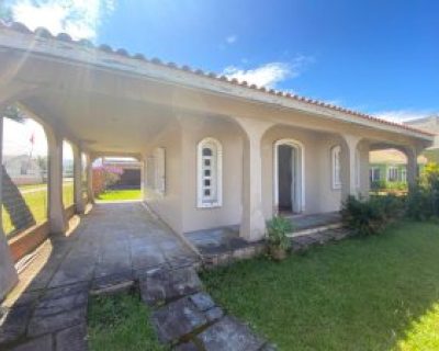 Casa à venda com 208m², 3 dormitórios, 1 suíte, 2 vagas no bairro Centro em Xangri-Lá
