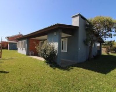 Casa à venda com 111m², 3 dormitórios, 4 vagas no bairro Centro em Xangri-Lá